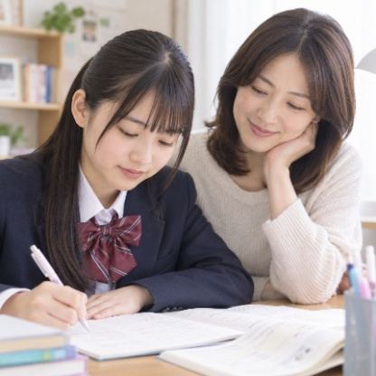 勉強する高校生と見守る保護者